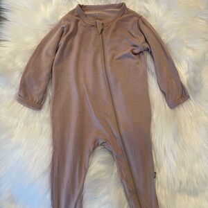 Kyte Baby footie in sand beige light neutral. Footed onesie. 3-6 months